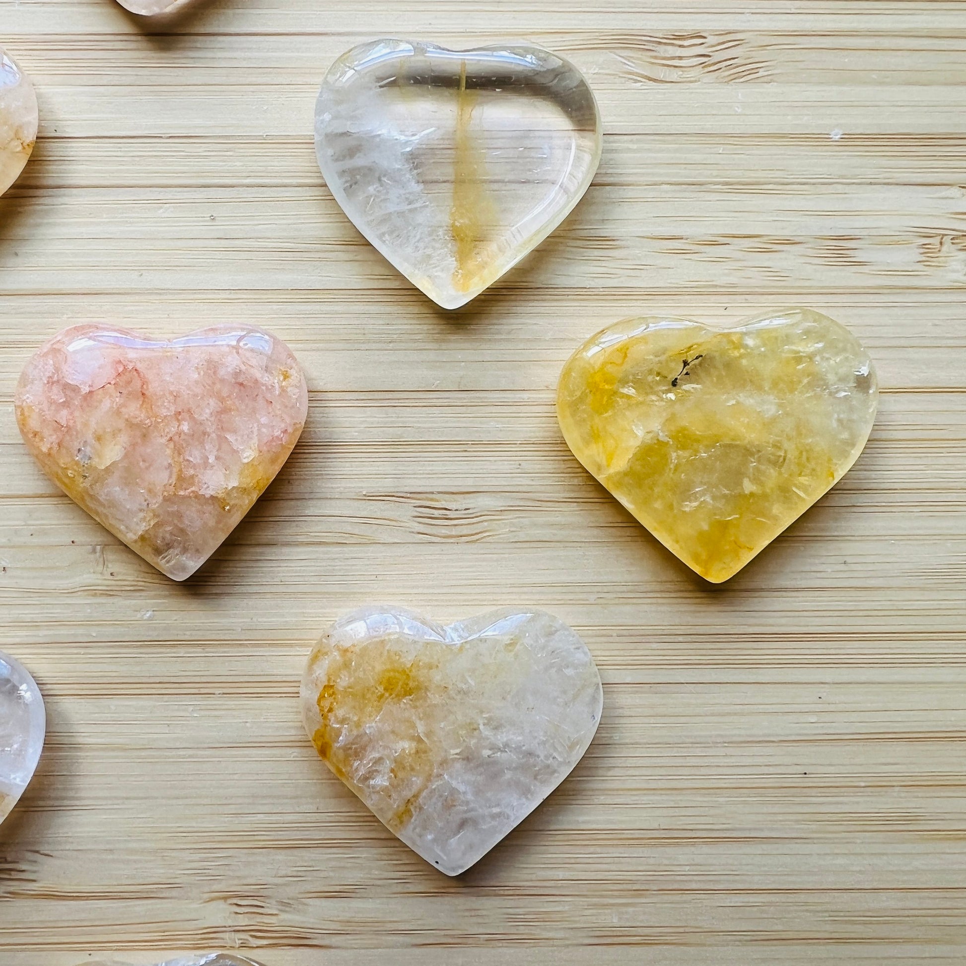 Field-of-view of Golden Healer stone, captured in soft, even lighting.