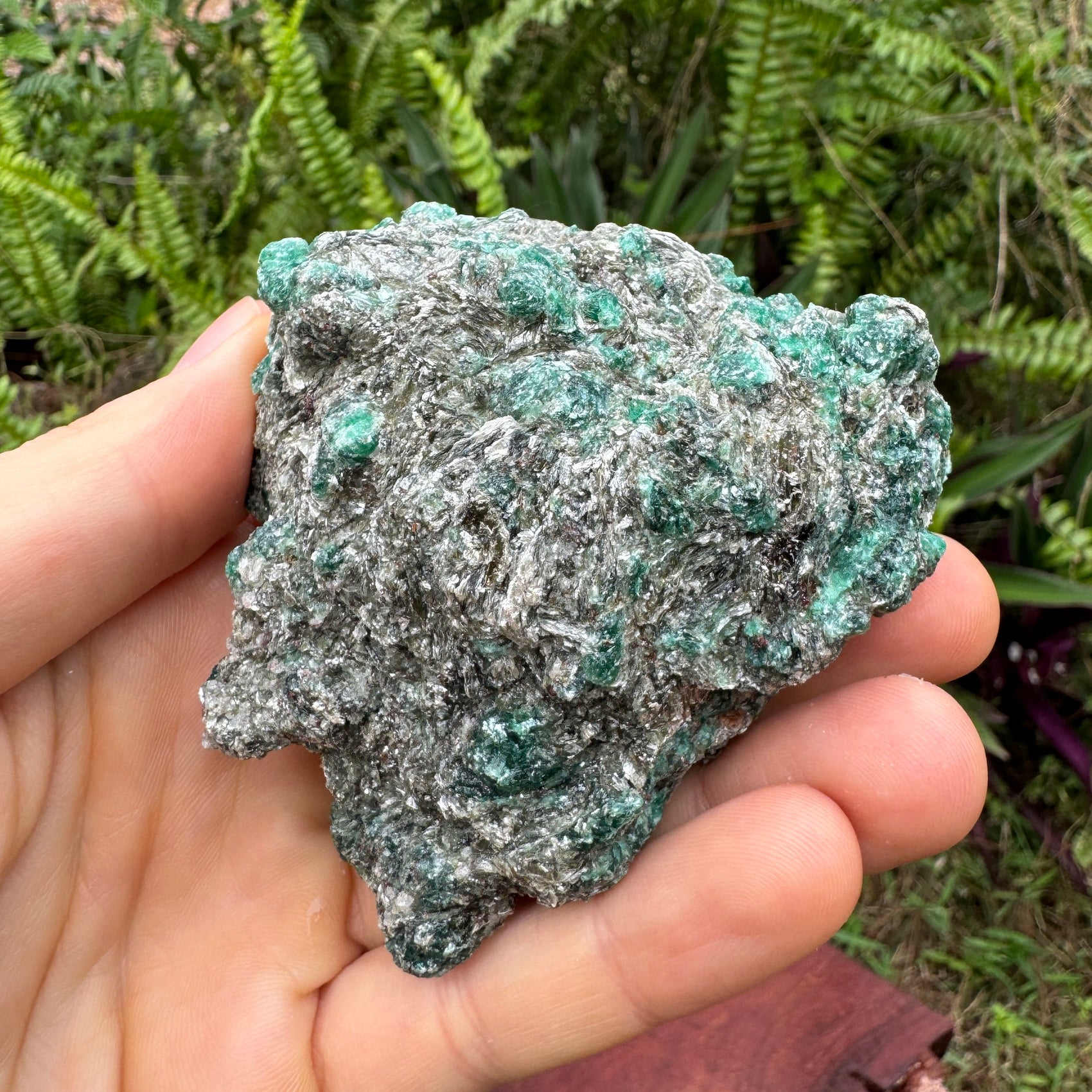 Edge view of Emerald specimen, showing subtle veining.
