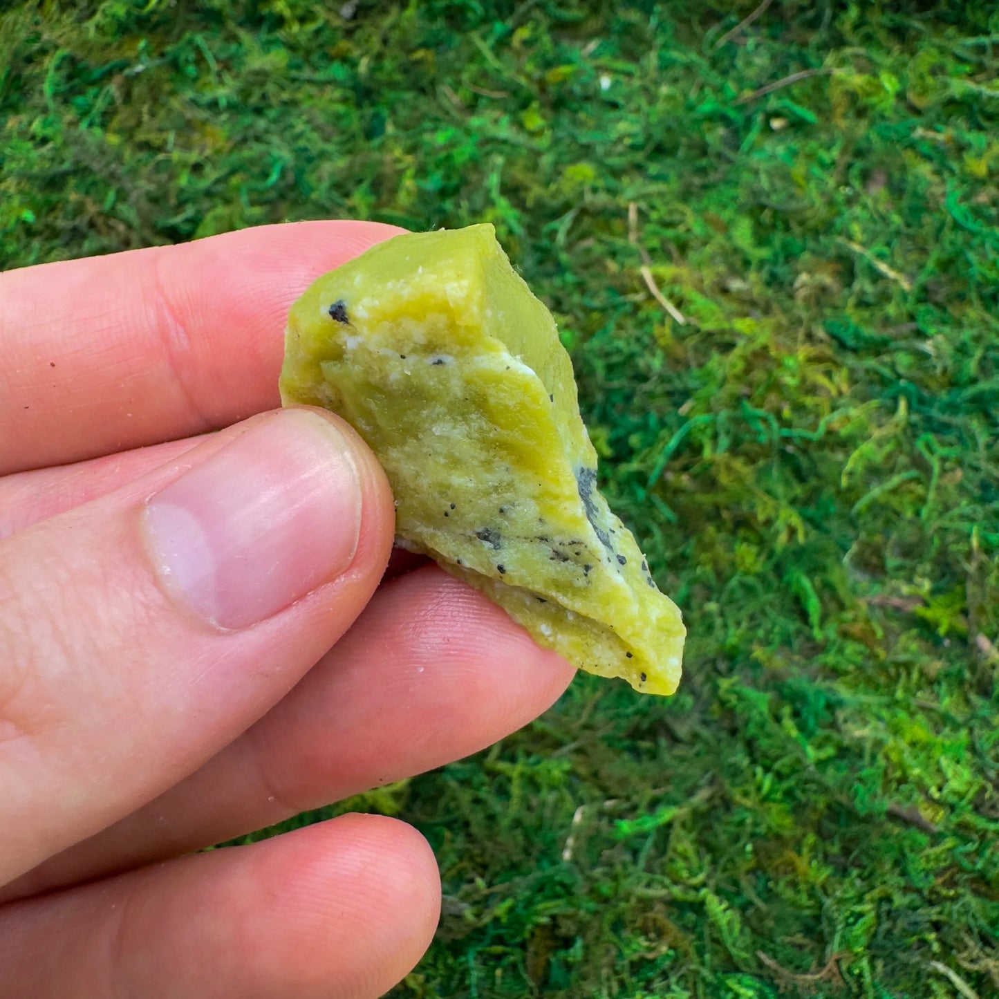 Handheld Serpentine raw stone from Peru for meditation, Emotional Healing and Cleansing