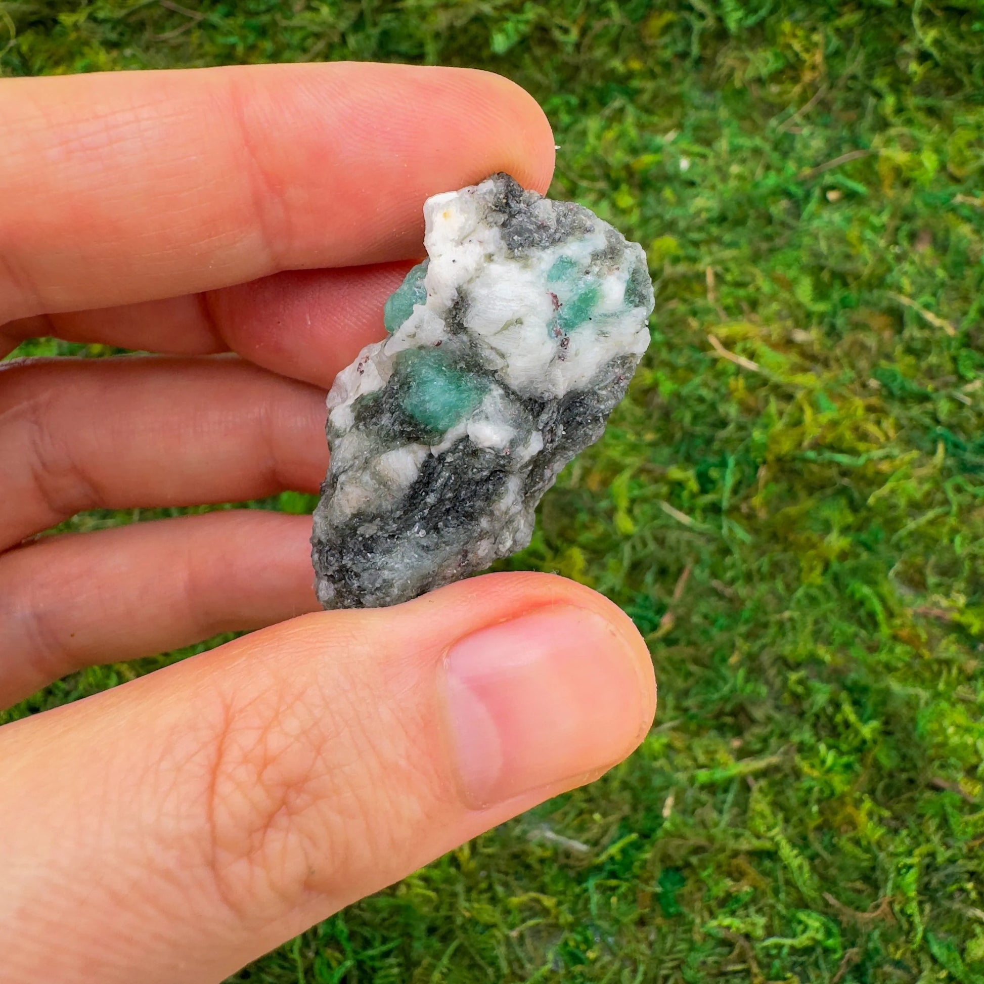 Detail shot of Grade AA Emerald raw under natural light