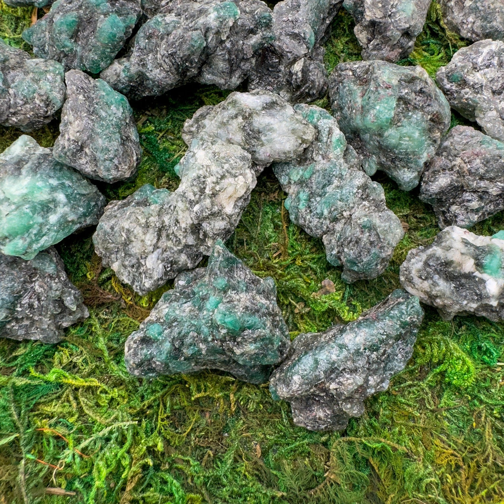 Emerald raw stone in Green tones from Zimbabwe for Healing and Emotional Healing