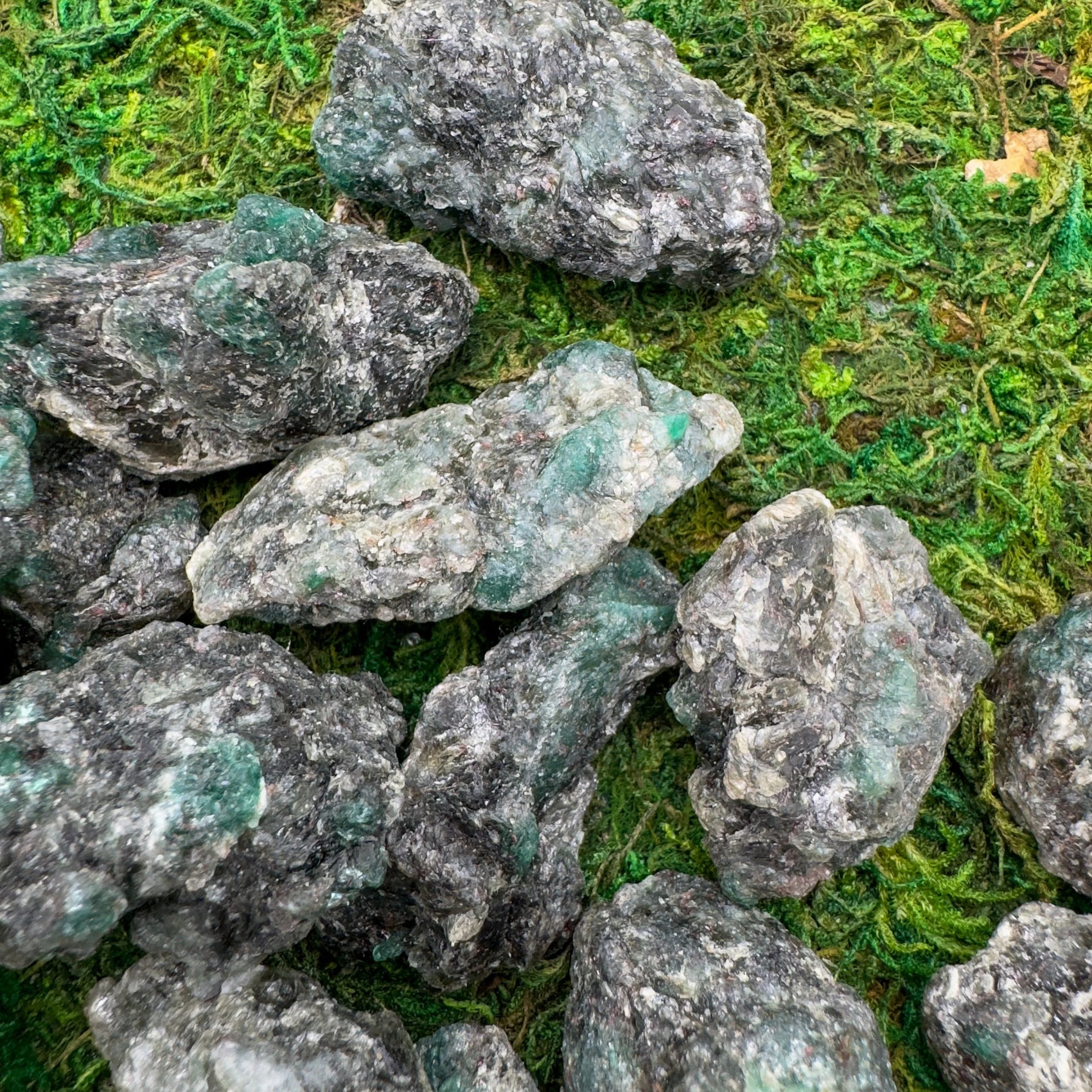 Handheld Emerald raw stone from Zimbabwe for meditation, Healing and Emotional Healing