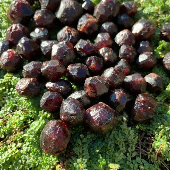Edge view of Garnet raw stone, showing tight grain, sourced from Brazil.