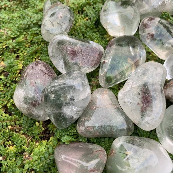 Worktop view of Lodolite stone, from Brazil, captured against a quiet backdrop.